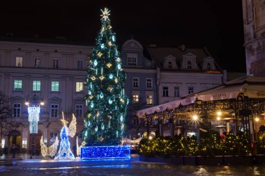 Krakow, Polonya - 3 Ocak 2019: Noel zamanında çekim gece Rynek Glowny Main Square görünümünde