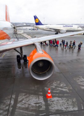Krakow, Polonya - 4 Ocak kar ve buz havayolu Easy Jet ve Lufthansa ile giden bir uçağı havaalanında 2018:View