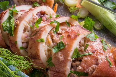 Dolması kalamar sebzeli dilimler halinde kesilmiş