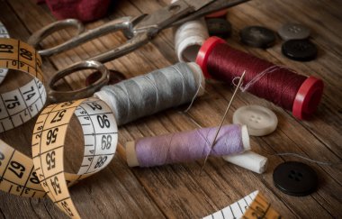 variuous terzilik araçları ile eski ahşap iğne ve iplik, pamuk, düğmeleri