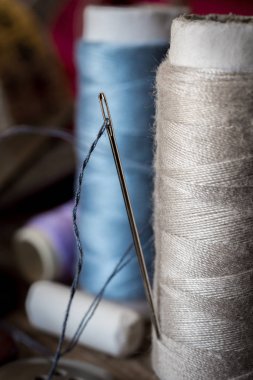 variuous terzilik araçları ile eski ahşap iğne ve iplik, pamuk, düğmeleri