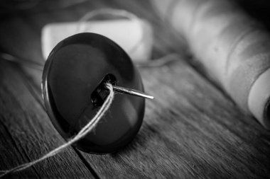 çeşitli terzilik araçları ile eski ahşap iğne ve iplik, pamuk, düğmeleri