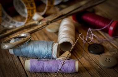 çeşitli terzilik araçları ile eski ahşap iğne ve iplik, pamuk, düğmeleri