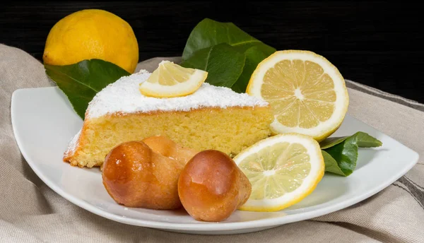 Typisch Neapolitanisches Dessert Namens Baba Und Zitrone Caprese Kuchen — Stockfoto