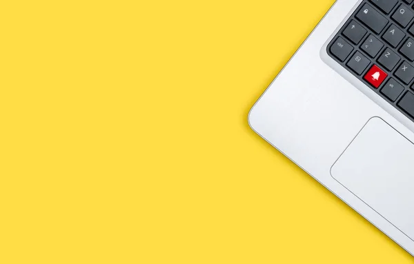 Computador Portátil Moderno Com Conceito Chave Alarme Vermelho Fundo Amarelo — Fotografia de Stock