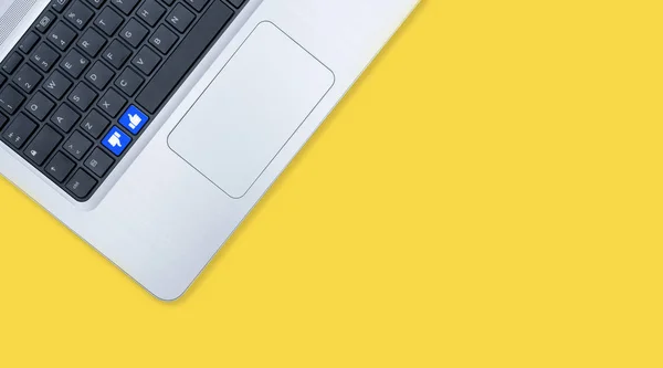 Moderner Notebook Computer Mit Blu Ähnlichen Tasten Auf Gelbem Hintergrund — Stockfoto