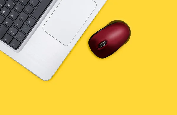 现代笔记本电脑与红色鼠标在黄色背景 — 图库照片