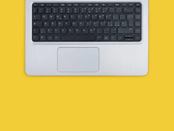 Сучасний Ноутбук Жовтому Фоні — стокове фото