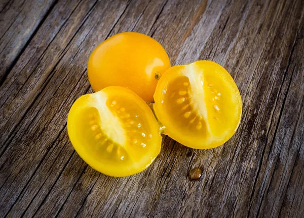 Red Yellow Cherry Tomatoes Old Wood — Stock Photo, Image