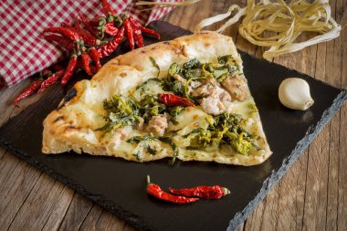 Pizza sosis ve friarielli