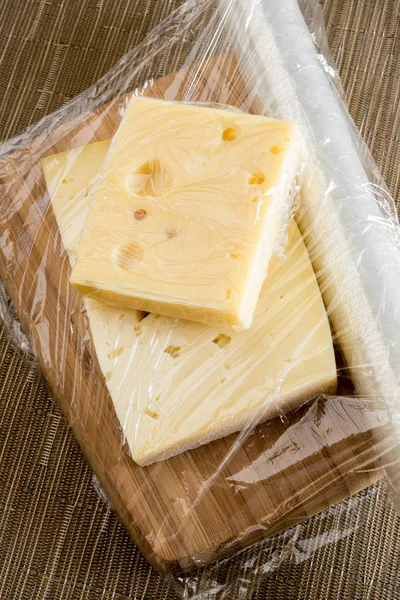 Formaggio ricoperto di plastica — Foto Stock