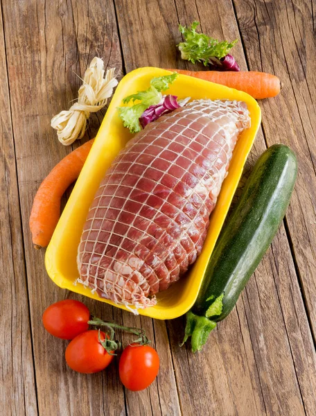 Schweinelende in Styroporpfanne — Stockfoto