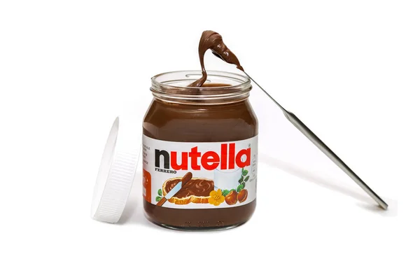 beyaz üzerine Nutella kavanozu