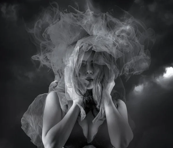 Молодая девушка, позирующая в атмосфере курения — стоковое фото