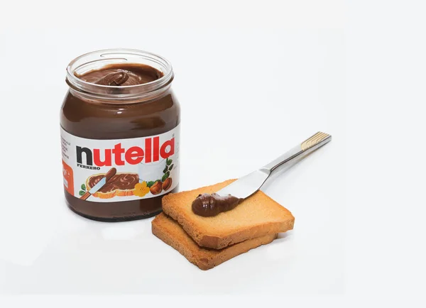 Toples nutella di atas putih — Stok Foto