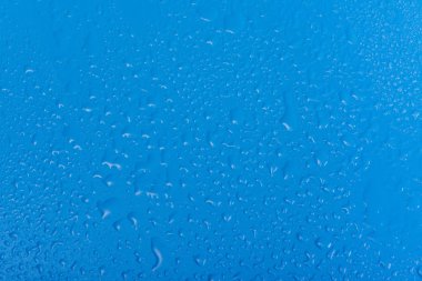 Mavi arka planda su damlaları