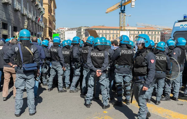 警察の男性の制御操作-ナポリ-イタリア — ストック写真