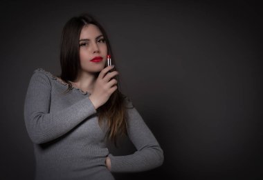 Genç güzel kız esmer makyajını yaptırıyor.
