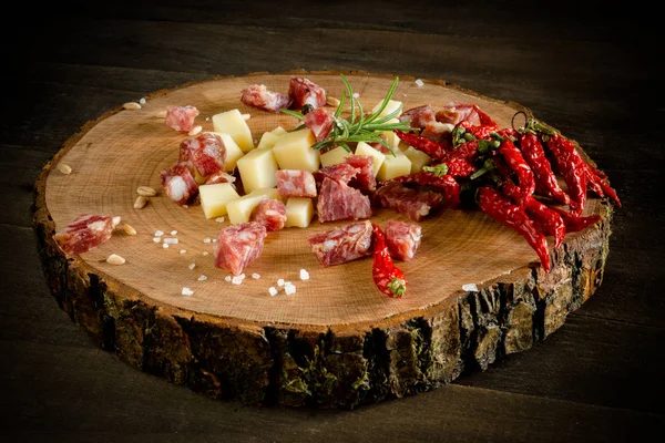 Vista superior salami picado y cuenco de queso en una madera —  Fotos de Stock