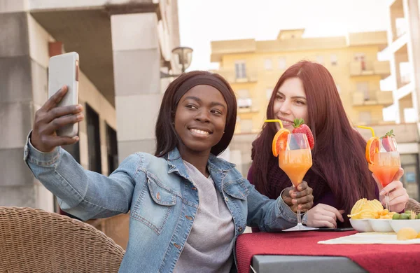 Couple of student doing a selfie — Stock Photo, Image