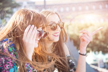 Napoli'de iki genç kadın turist