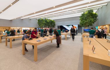 Milano'daki Apple mağazası - İtalya