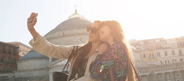 Couple of tourists doing a selfie — Stock Photo, Image