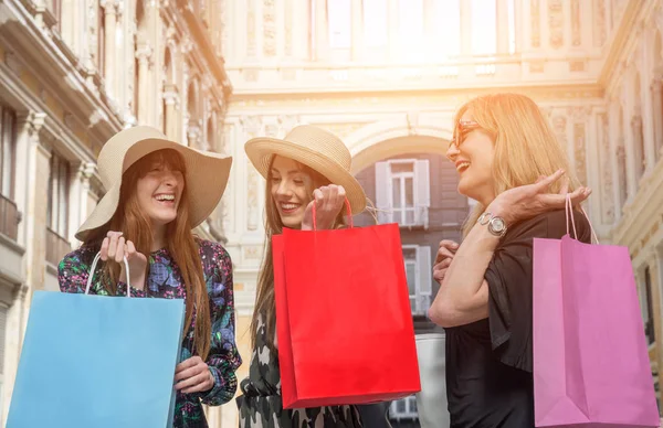 Três mulheres fazendo compras em Nápoles — Fotografia de Stock
