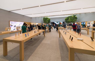 Milano'daki Apple mağazası - İtalya
