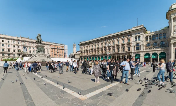 Dóm tér-Piazza Duomo-Milánó Olaszország — Stock Fotó