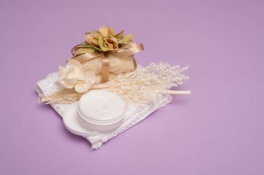 mor bir arka plan üzerinde sabun ile güzellik seti