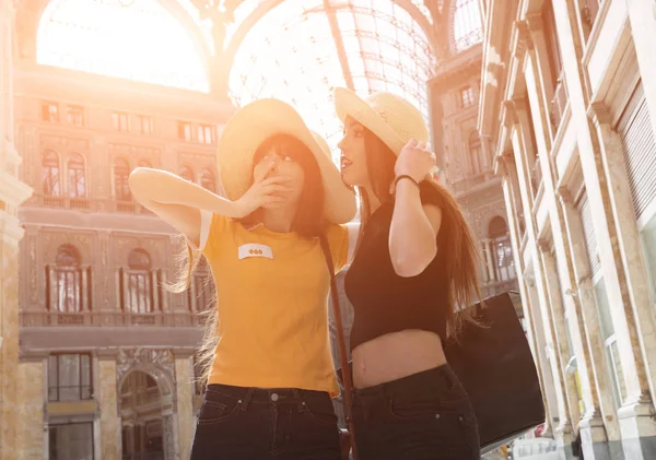 Couple of tourists with hats — Stock Photo, Image