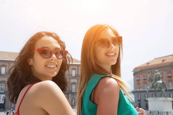 Couple of female tourists smiling in Italy — Stock Photo, Image