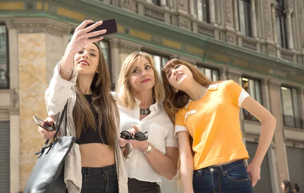 Three young female tourists in Naples — Stock Photo, Image
