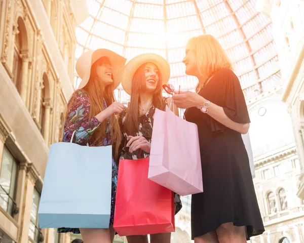 Tři ženy nakupují v Neapoli — Stock fotografie
