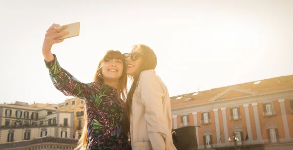 Two young female tourists in Naples — Stock Photo, Image