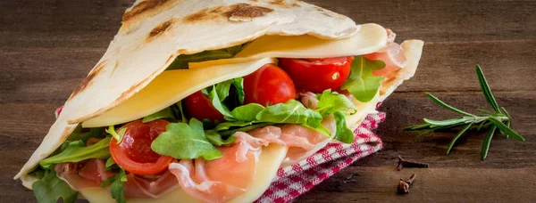 Romagnola piadina filledon tabla de cortar Imagen De Stock