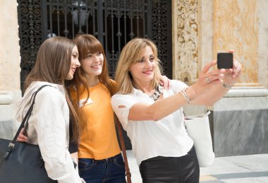 Napoli'de üç genç kadın turist