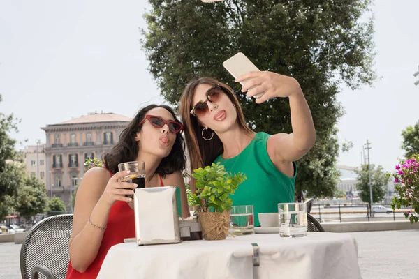 Two young tourist girls  taking a selfie in Naples - Italy — Stock Photo, Image