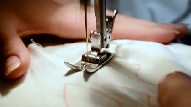 Close Hands Seamstress Sewing Sewing Machine — Stock Video