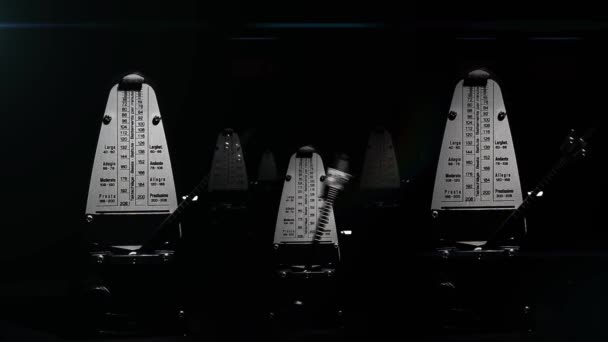 Schwungvolles Metronom Mit Kerze Auf Nachfolgendem Fokus Auf Schwarzem Hintergrund — Stockvideo