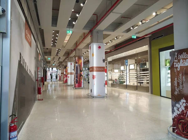 "La Birreria "centro comercial Nápoles - Italia — Foto de Stock