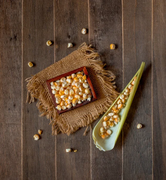 Espiga de milho cru em madeira — Fotografia de Stock