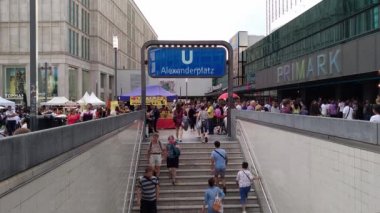 Berlin, Almanya - 5 Ağustos 2019: Alexanderplatz metro istasyonu durağına insanlar