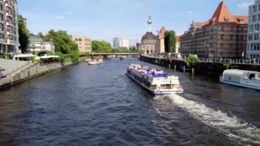 Berlin, Almanya - 5 Ağustos 2019: Sprea nehri ile tekne ve tanımsız insan görünümü