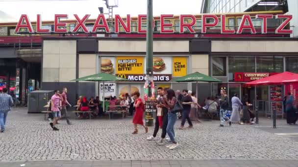 Berlin Almanya Ağustos 2019 Alexanderplatz Metro Istasyonu Durağına Insanlar — Stok video