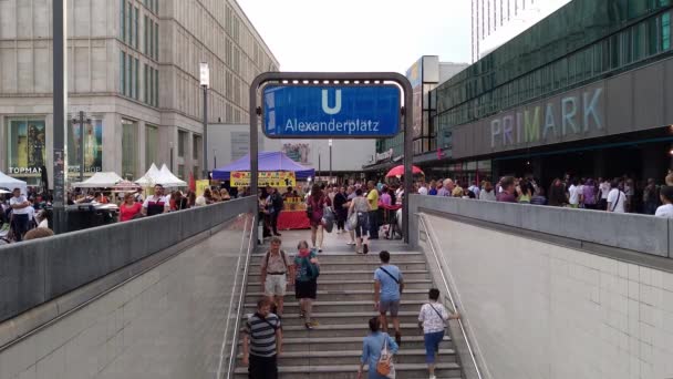 Berlin Niemcy Sierpień 2019 Ludzie Alexanderplatz Stacja Metra Przystanek — Wideo stockowe