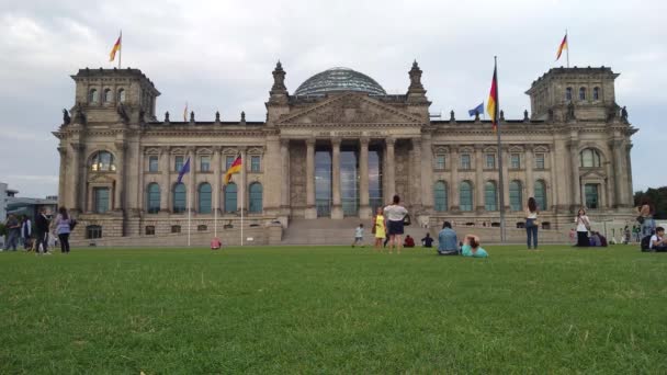 Berlin Tyskland Augusti 2019 Besökare Till Palatset Reichstag Högkvarter Parlamentet — Stockvideo