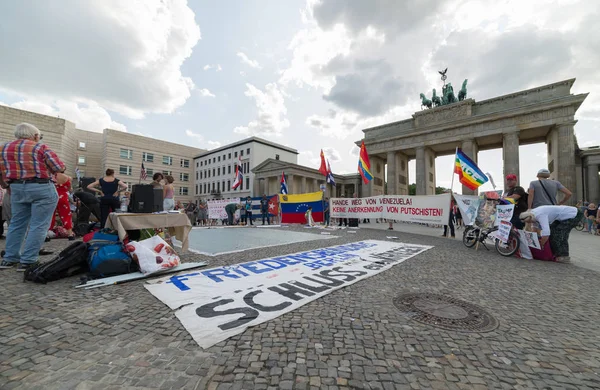 Asseyez-vous des manifestants sur la place devant le Brandebourg g — Photo