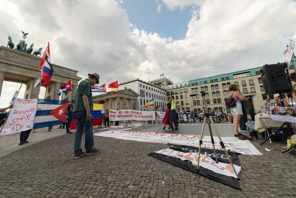 Сядьте в протестующих на площади перед Бранденбург г — стоковое фото